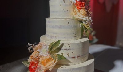 Création sur mesure d'un gâteau de mariage avec une composition florale à Saint-Denis à la Réunion