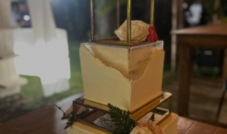 Création d'un gâteau layer cake sur mesure pour un événement à La Sainte-Hélène, La Réunion
