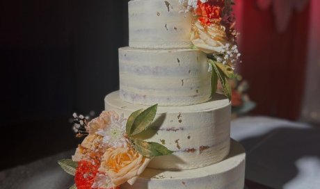 Création sur mesure d'un gâteau de mariage avec une composition florale à Saint-Denis à la Réunion