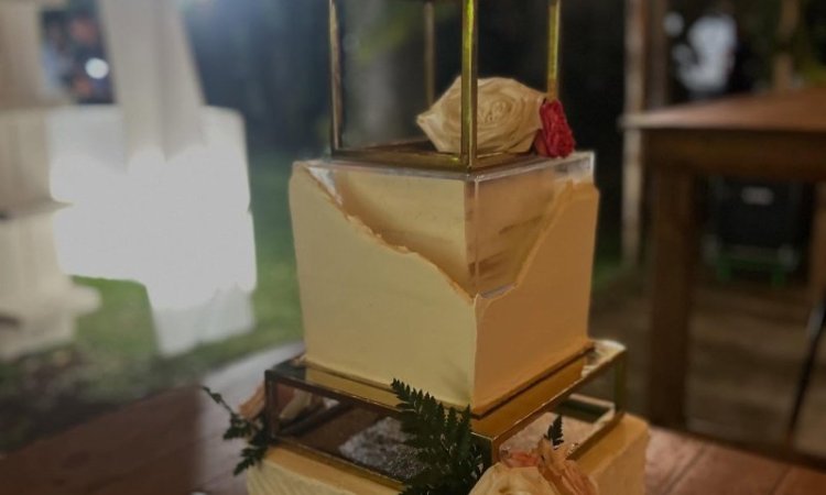 Création d'un gâteau layer cake sur mesure pour un événement à La Sainte-Hélène, La Réunion