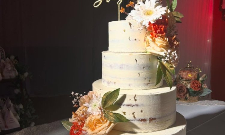 Création sur mesure d'un gâteau de mariage avec une composition florale à Saint-Pierre à la Réunion