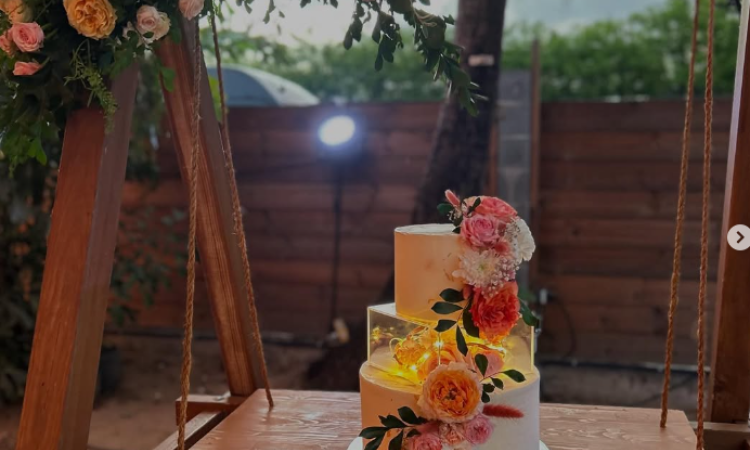Gâteau de mariage avec des fleurs à Saint-Pierre de La Réunion