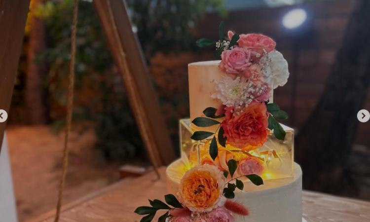 Gâteau de mariage avec des fleurs à Saint-Pierre de La Réunion